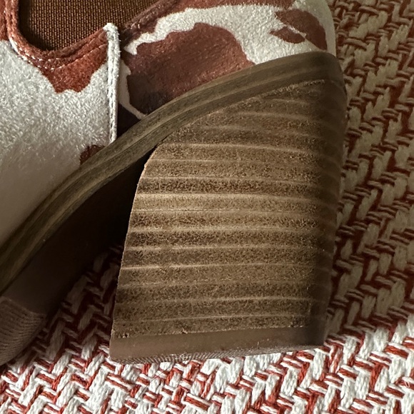 Cowprint Chelsea Ankle Boots Women’s 10 Worn 3x - Picture 11 of 16